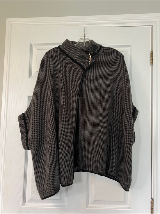Sweaters - Chic Gray Knit Poncho with Buckle Neck Detail